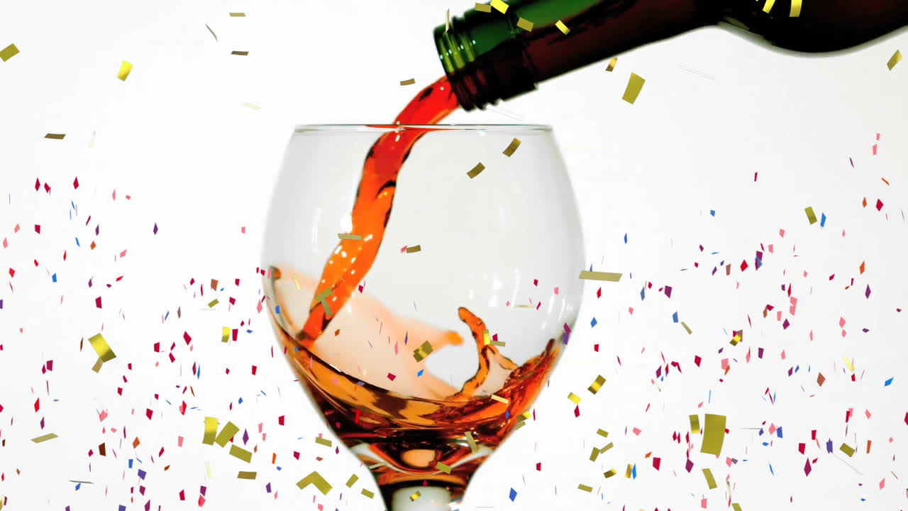 색 배경 위에 콘페티 애니메이션으로 은 와인을 유리잔에 부어 넣는 것