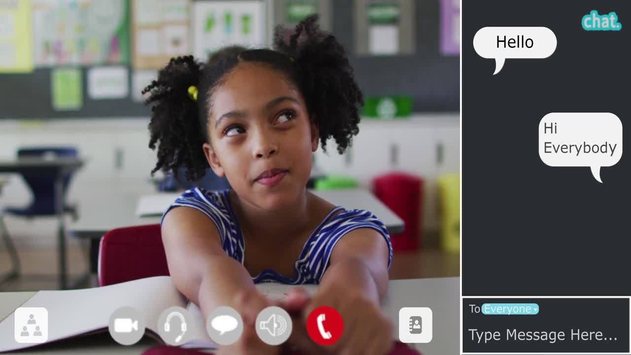 animación de la interfaz de videollamadas con chicas hablando en la lección escolar en línea y mensajes de la sala de chat