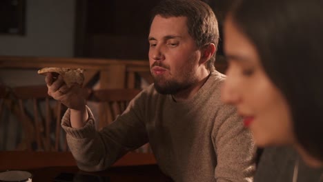 pareja comiendo pizza en casa