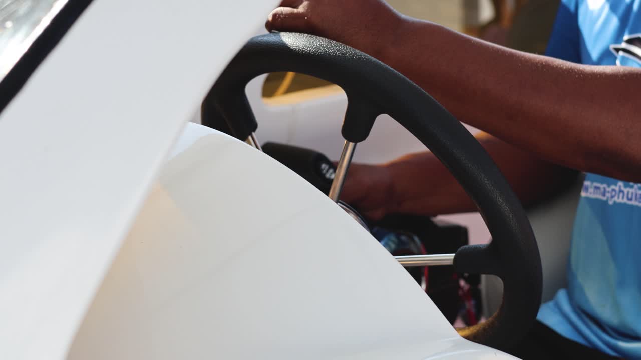 배의 스티어링 과 가속기를 조종하는 사람