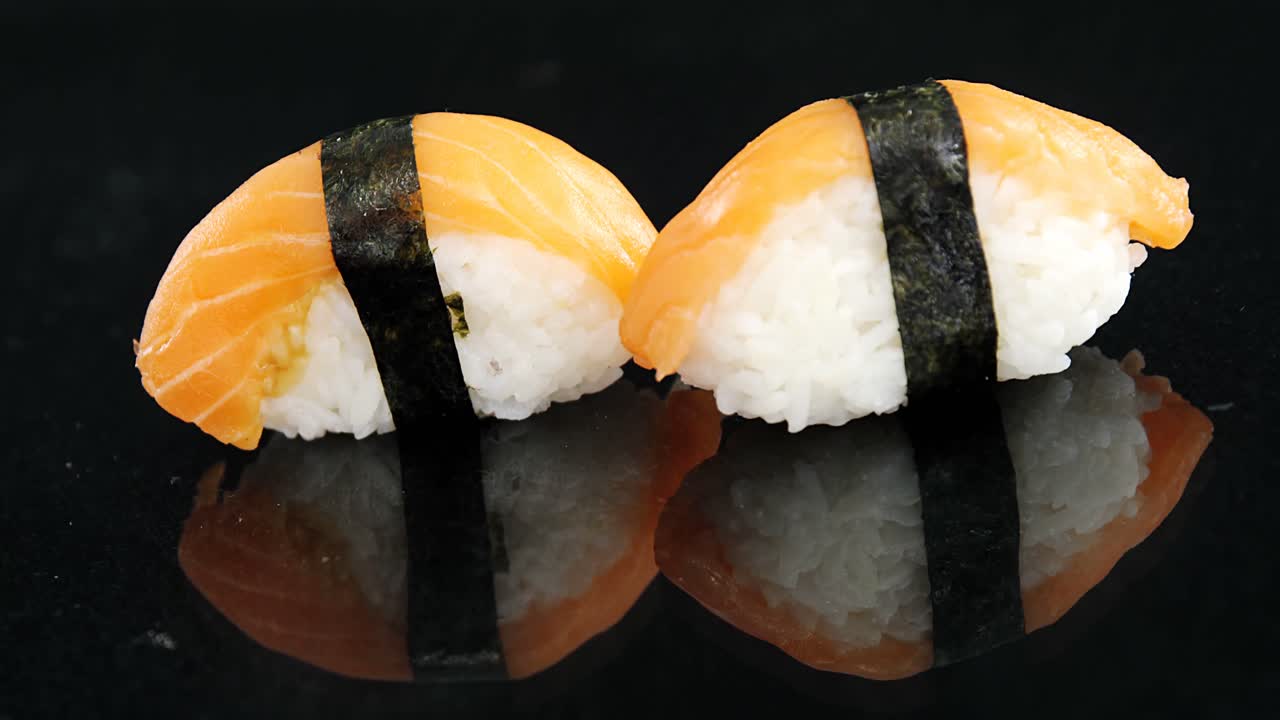 sushi nigiri embrulhado em algas noris