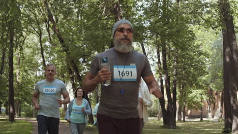 grupo de corredores en el parque