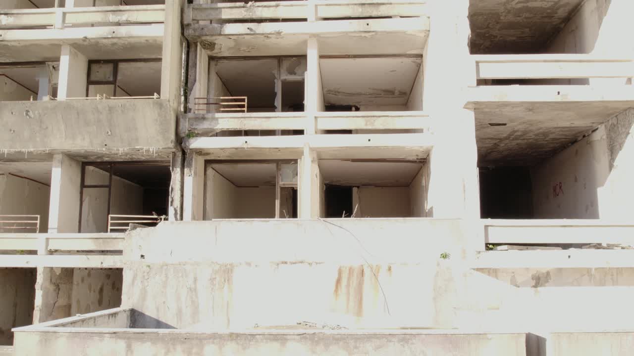 Vista aérea de un hotel devastado por la guerra con paredes destrozadas, Kupari, Croacia