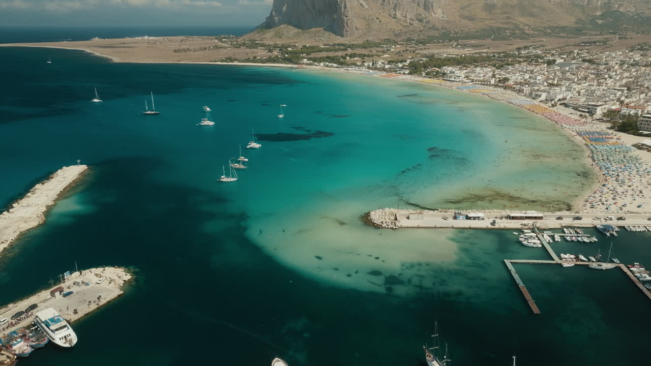 San Vito Lo Capo Sisilia, hidastettu elokuvaotoksen drone-liike, joka paljastaa rannikon ja vuoren, osa 2