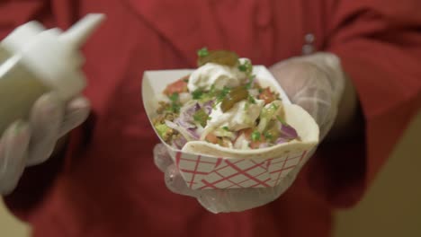 este video trata de preparar tacos veganos para comer
