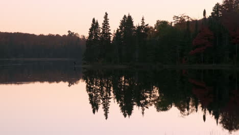 Cacerola-Lenta-De-Reflejos-De-Lago-Tranquilo-Al-Atardecer