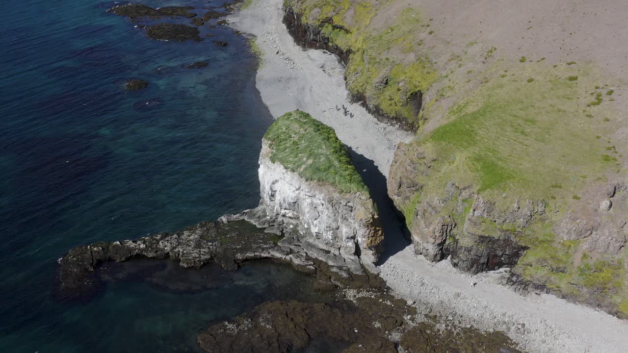 aerial de debajo de los acantilados de la carretera en svalvogavegur de los fiordos occidentales en islandia