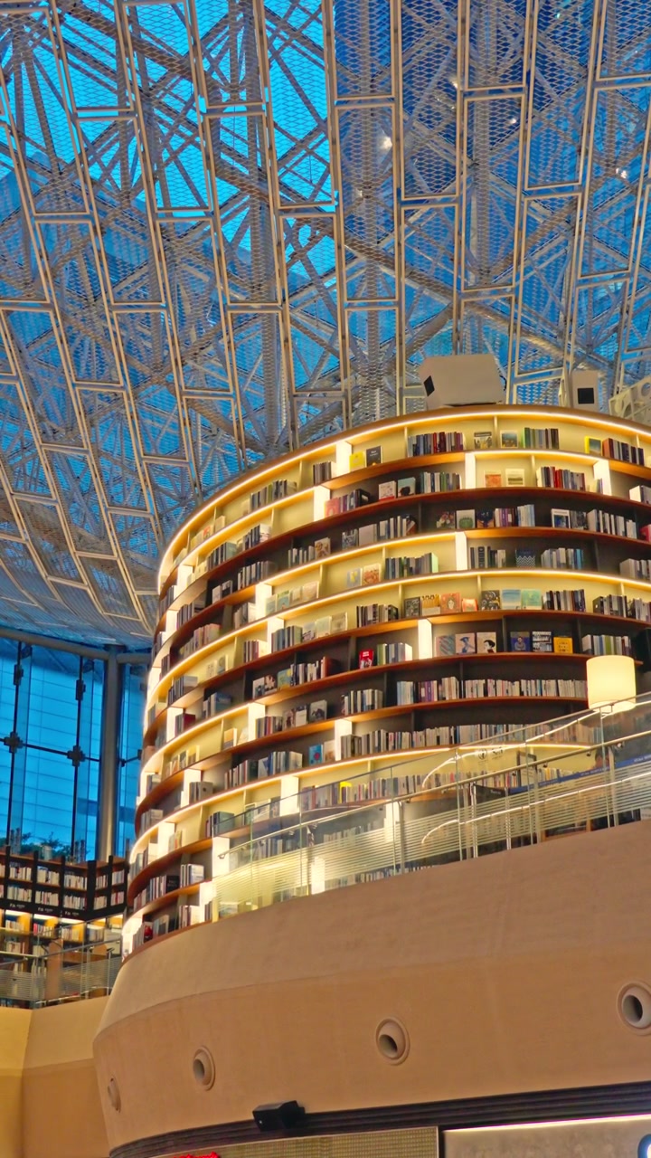 La Starfield Library è uno spazio culturale pubblico situato all'interno del COEX Mall a Gangnam, Seul, famosa per le sue imponenti librerie in legno dal pavimento al soffitto, l'illuminazione ambientale calda e le vivaci scale mobili.