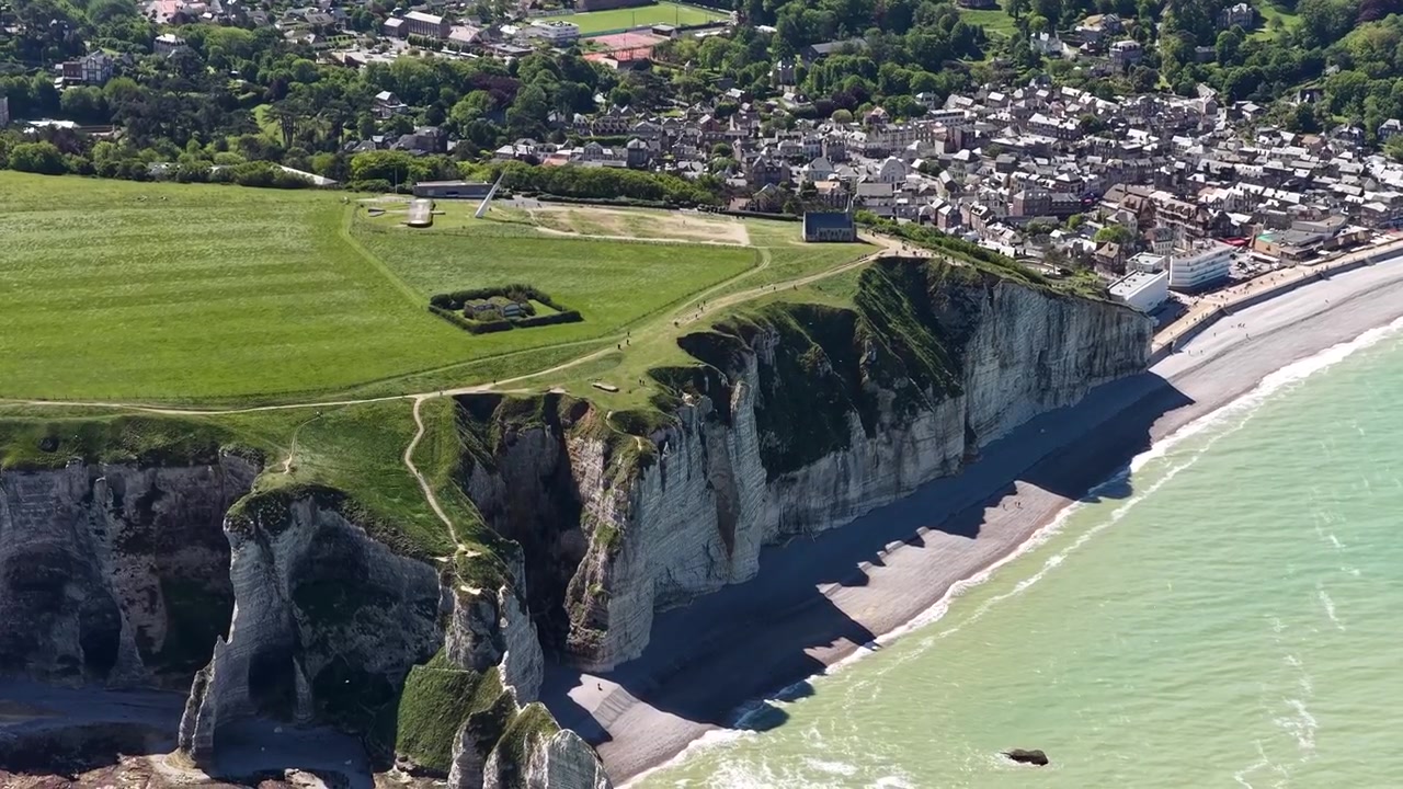 Étretat kommune på Alabasterkysten i Normandiet i det nordvestlige Frankrig, luftfoto fra drone.
