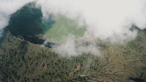 volcán el chichonal con lago sulfúrico verde en cráter en chiapas, méxico - toma aérea de drones