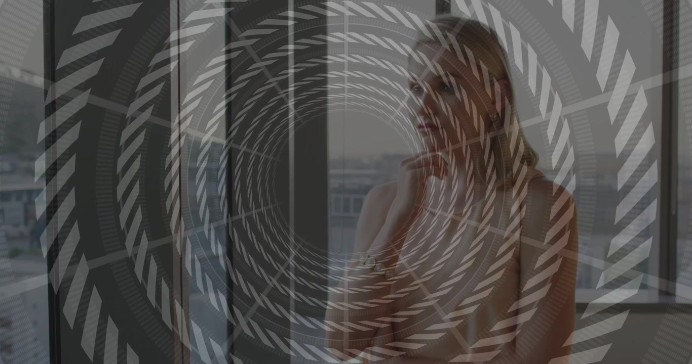 Donna alla finestra di un grattacielo, che osserva lo skyline e appoggia il mento mentre una sovrapposizione a spirale ruota per il design