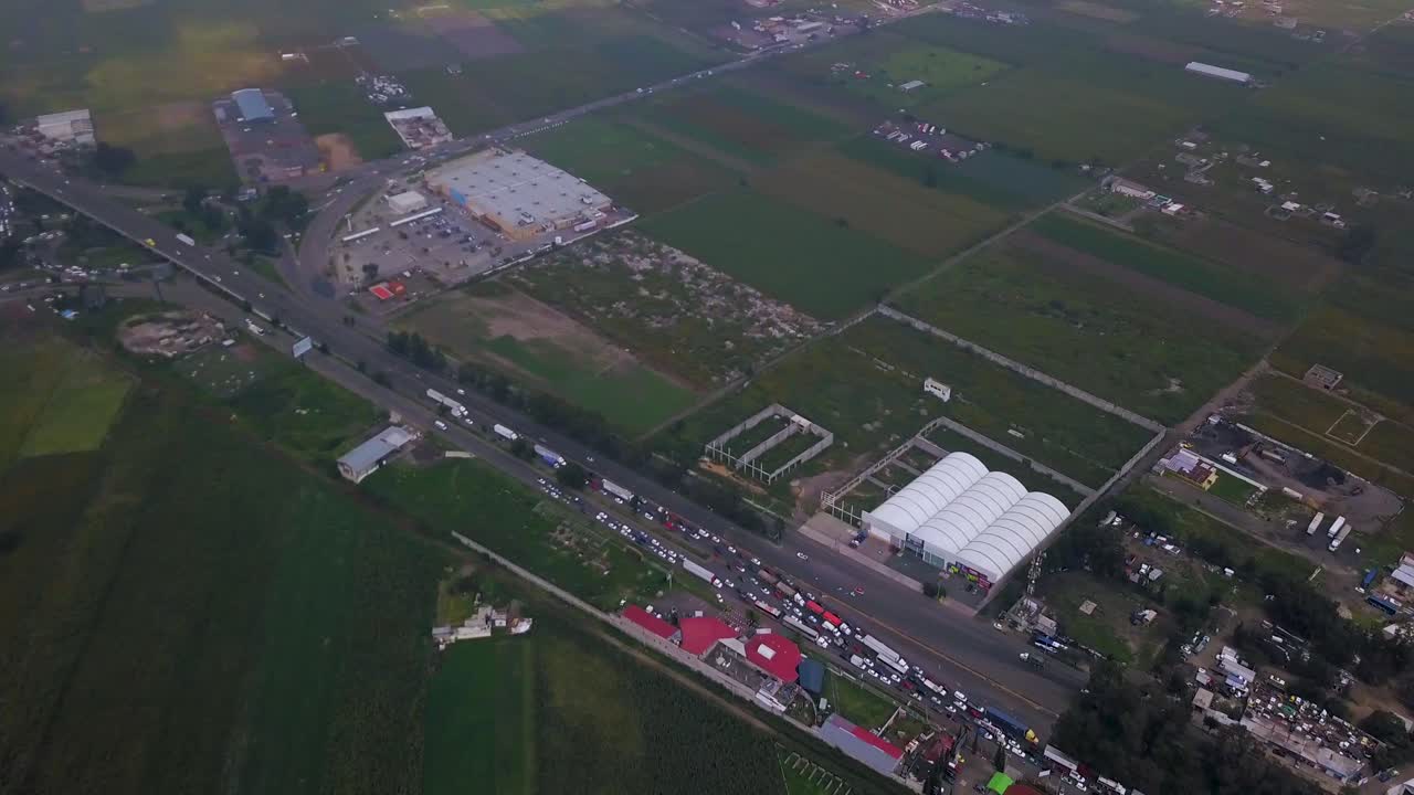 vista aérea de los campos agrícolas cerca de la ciudad de méxico y alrededor de los volcanes