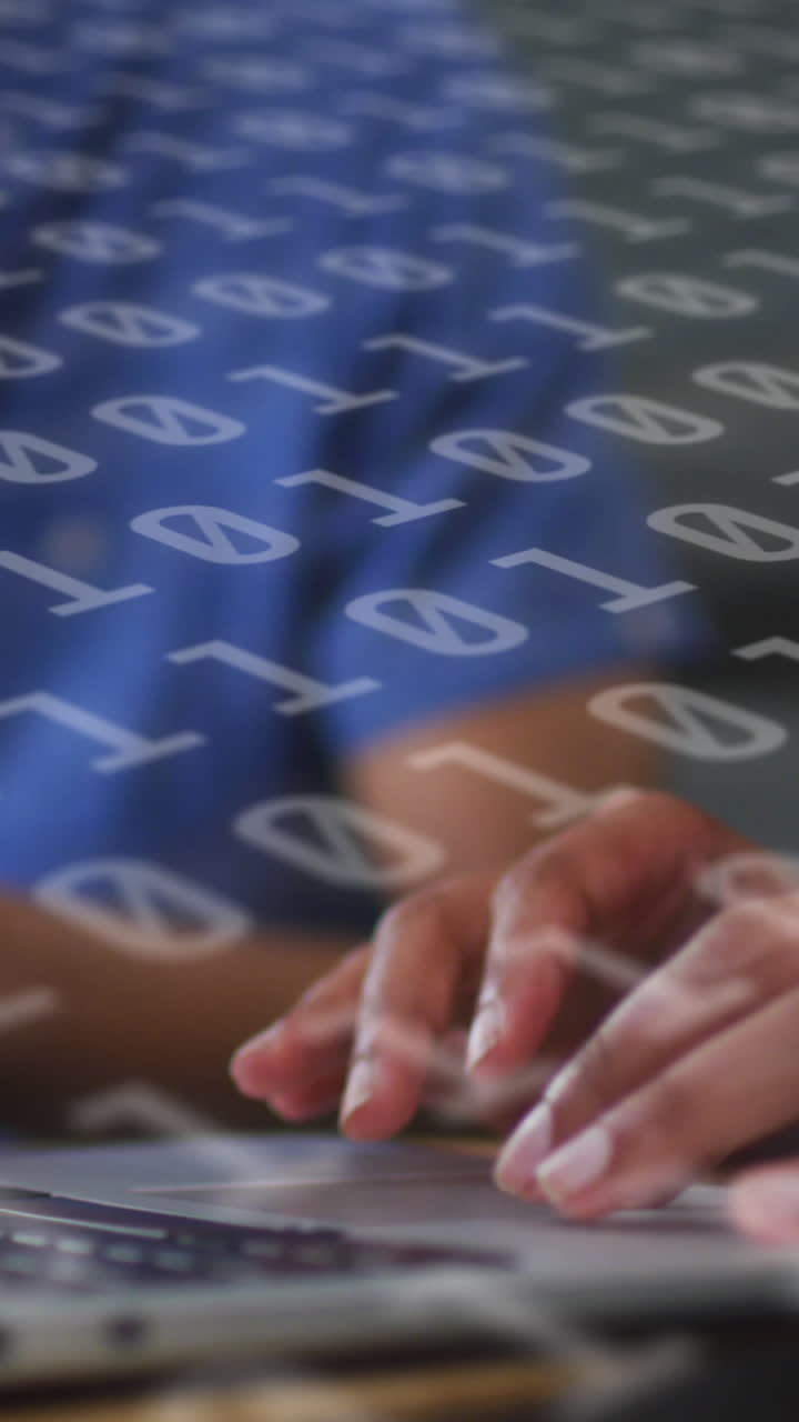 animación de codificación binaria en diversas personas de negocios que usan portátiles