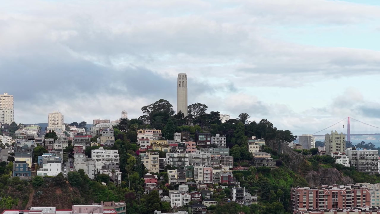 Vista Mattutina con Drone della Coit Tower con il Golden Gate Bridge in Lontananza - Telegraph Hill a San Francisco, California