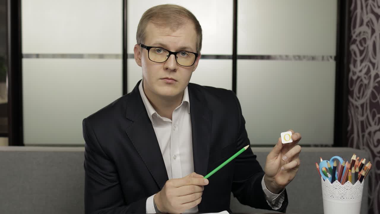 hombre haciendo una llamada de video. educación a distancia con la clase de los niños en casa