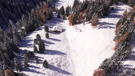 Grödental-Mit-Abgelegenen-Berghütten-Während-Der-Wintersaison,-Antenne