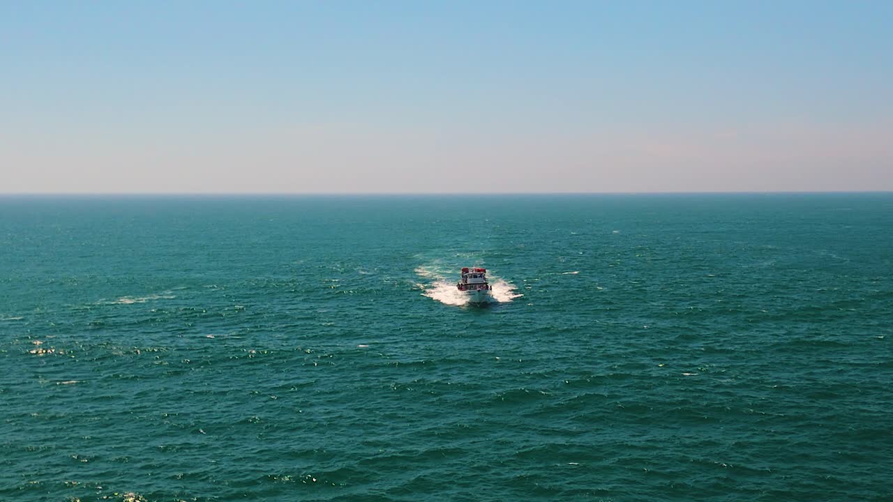 barco de arrastre navegando en el mar en la bahía de mission, san diego, california