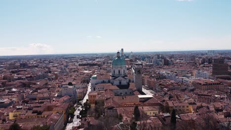 Aufschlussreiche-Drohnenaufnahme-Der-Stadt-Brescia