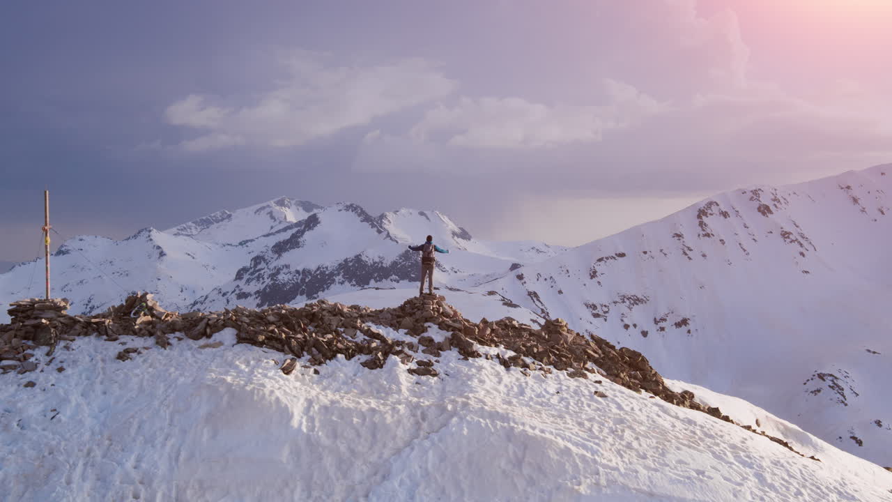 해가 지는 산꼭대기 에 있는 산책자
