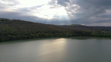 Sonnenlicht-Platzte-Auf-Bergsee