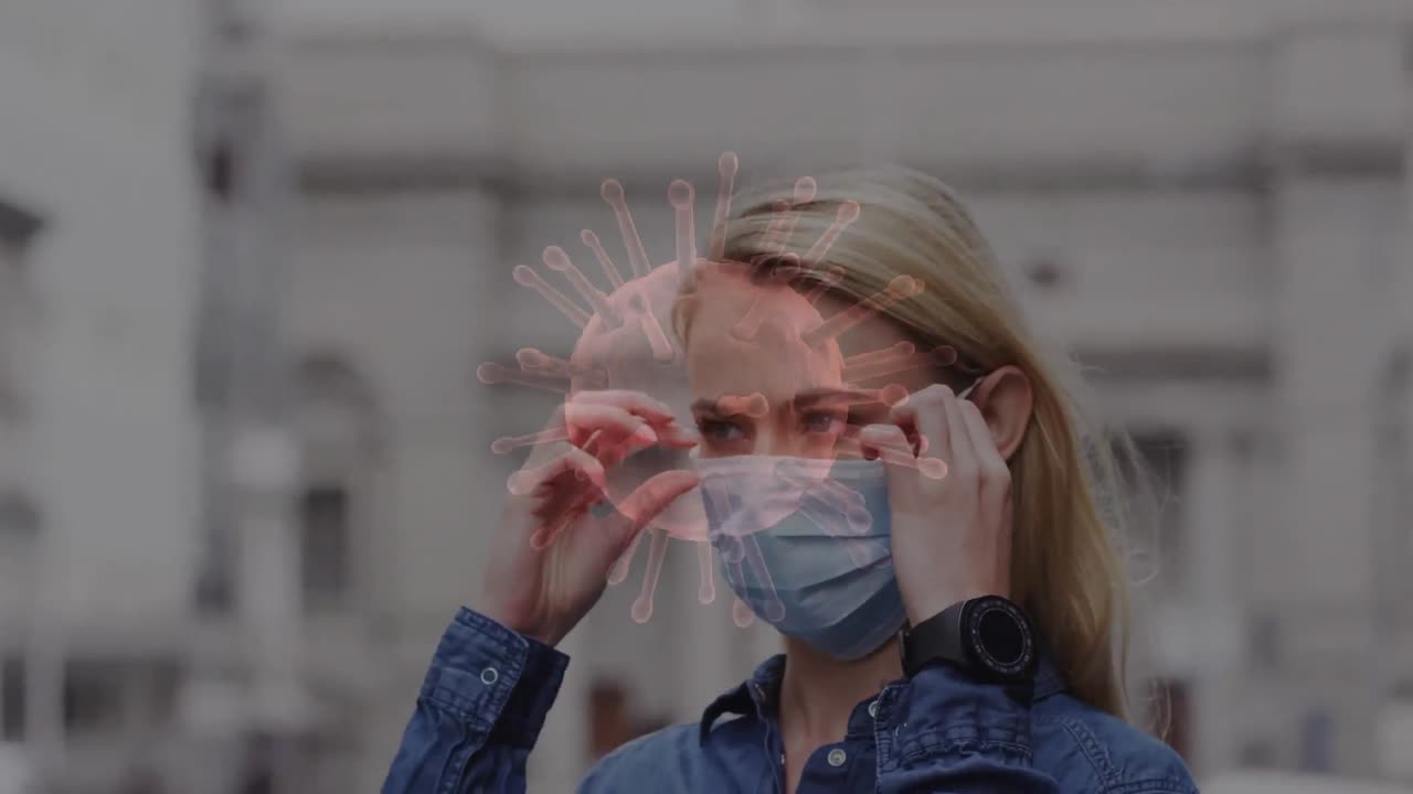 animación de células de covid-19 que se mueven sobre una mujer con máscara facial