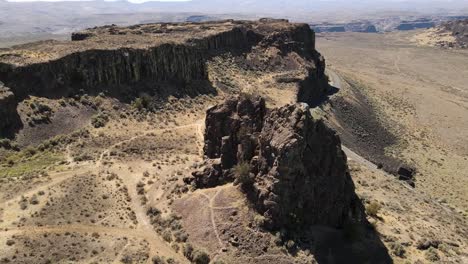 Tracking-of-a-huge-boulder-at-Frenchman-Coulee,-Washington-State,-USA