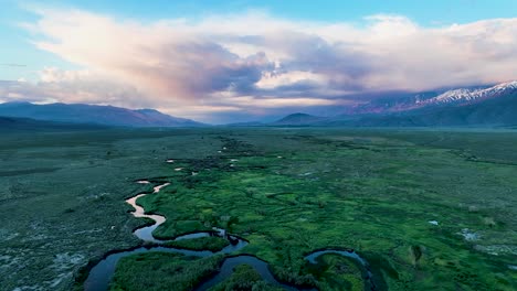 Vuelo-Pacífico-De-Drones-Al-Amanecer-Sobre-El-Valle-Del-Río-Owens-Cerca-De-Bishop-California