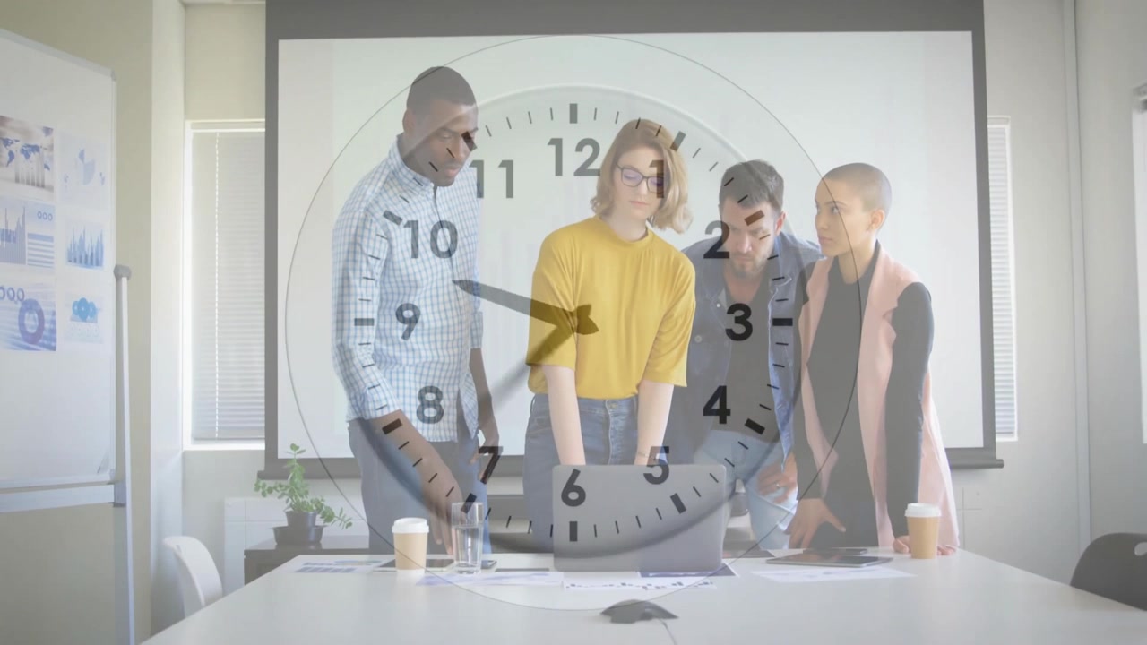 Animazione di un orologio in movimento su colleghi di diverse etnie che tengono una riunione in ufficio