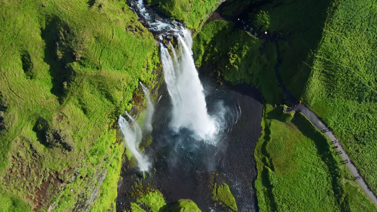 cascada de montaña seljalandsfoss en el sur de islandia durante el verano - toma aérea de drones