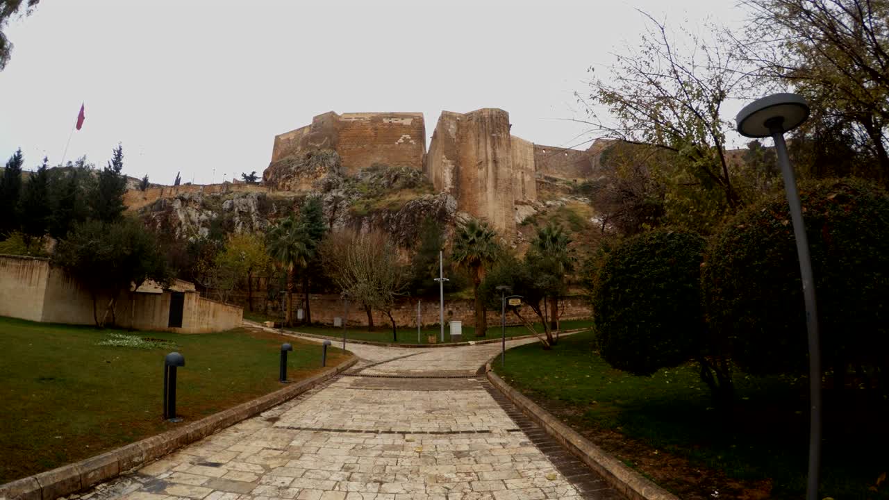 panorama castillo de urfa nublado parque de invierno alrededor