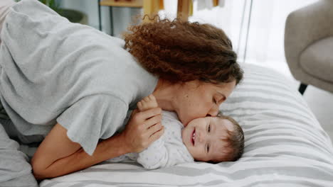 Baby,-Liebe-Und-Lachen-Mit-Einer-Mutter