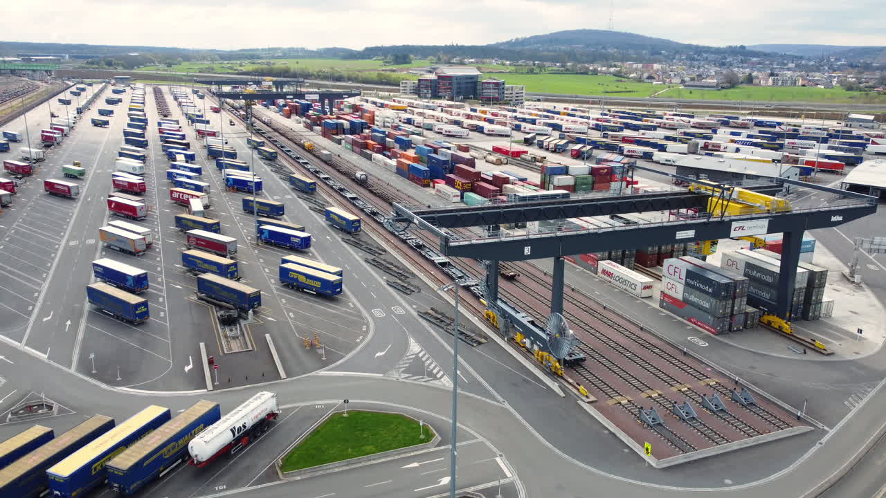 vista aérea de una terminal de contenedores ocupada