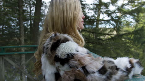 Mujer-Joven-Mirando-Un-Mirador-En-Un-Bosque-Durante-El-Invierno