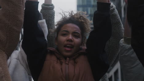 vue rapprochée d'activistes levant les poings lors d'une manifestation contre le changement climatique dans la rue 1