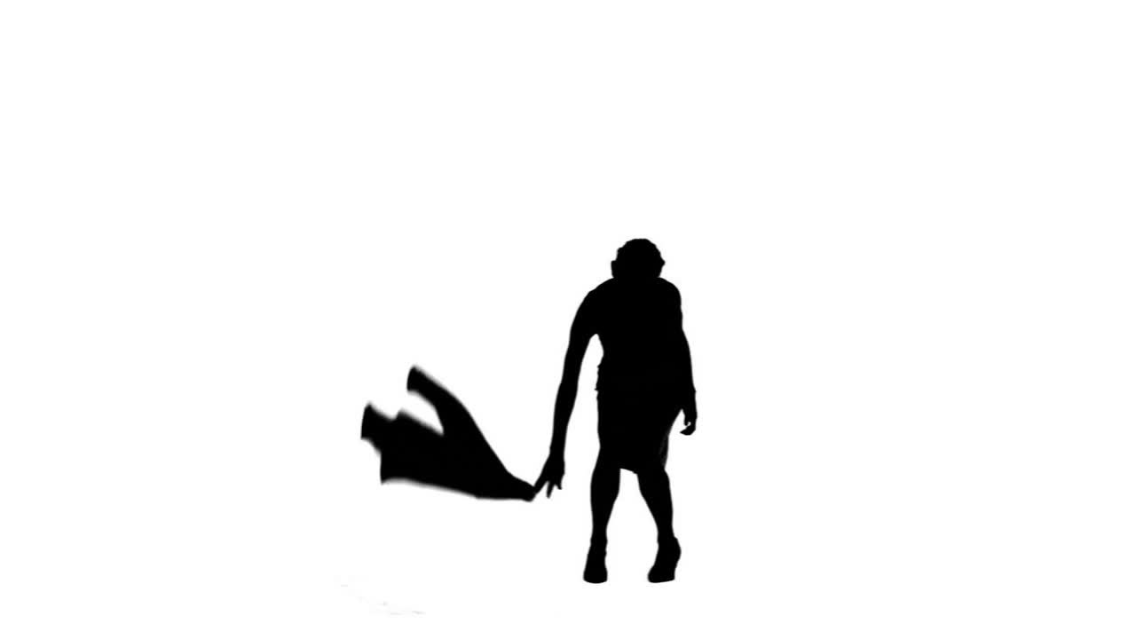 mujer en cámara lenta sosteniendo su zapato