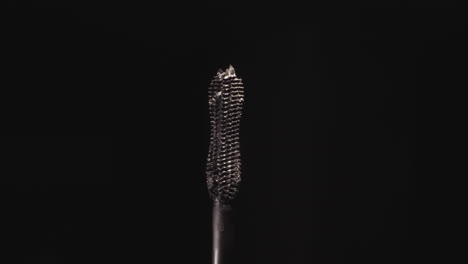 pequeño pincel de rímel negro con pequeñas cerdas para maquillaje