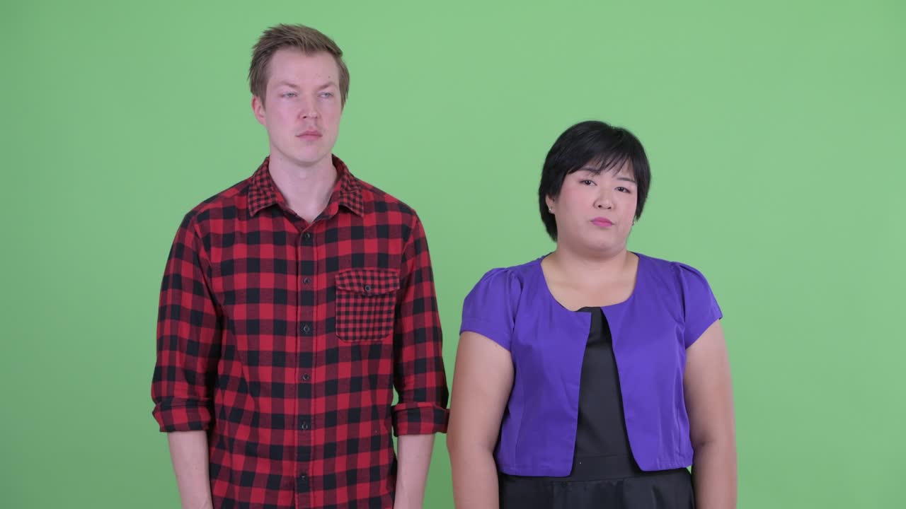 과체중 아시아 여성과 스터 남자가 함께