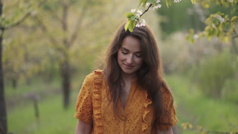 Hermosa-Joven-Camina-Sola-En-Un-Huerto-Floreciente-En-Primavera-Encantadora-Dama-Con-Sonrisa