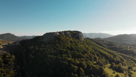 Luftaufnahme-Mit-Drohne,-Die-Von-Hohen-Felsen-Entfernt-Wird