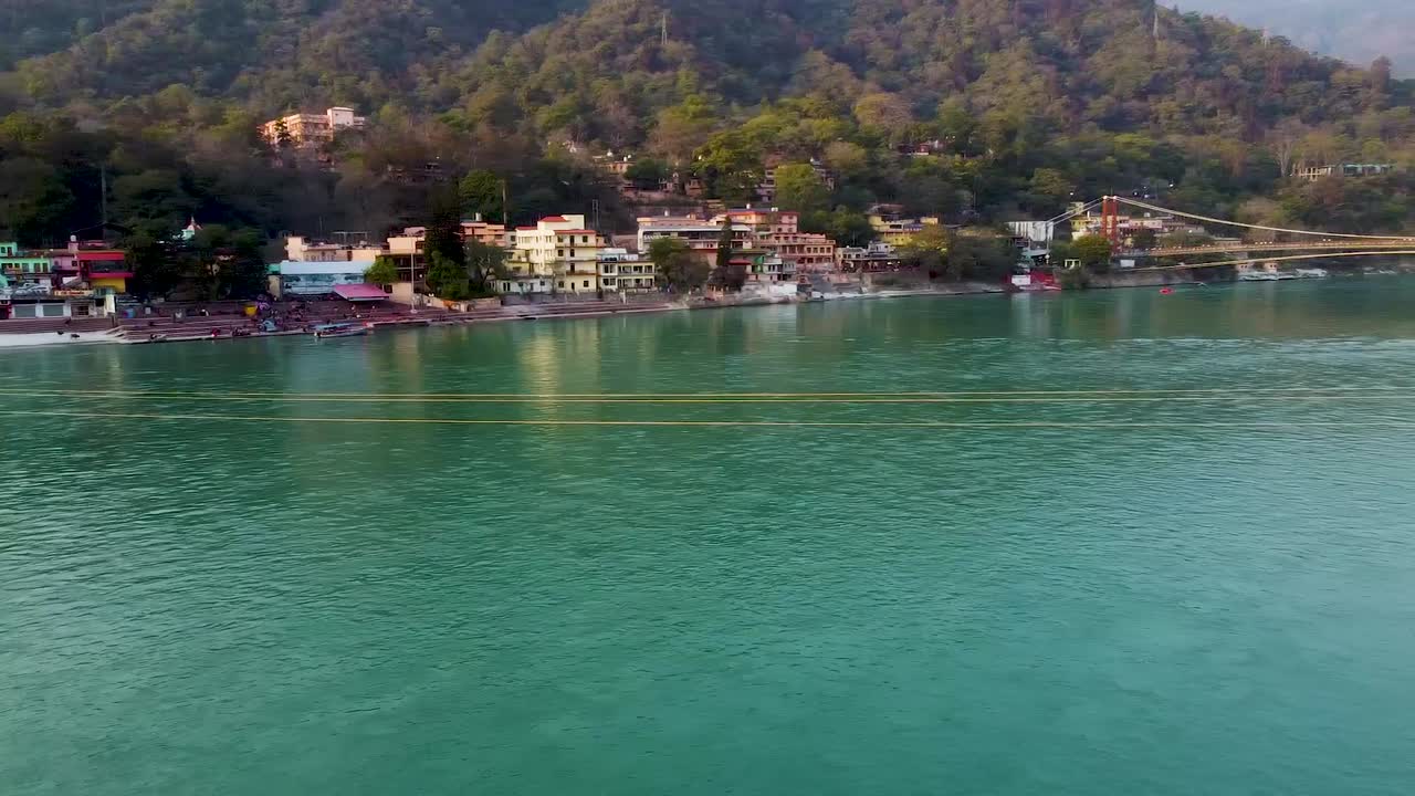 ciudad situada alrededor del río sagrado ganges al atardecer video tomado en rishikesh uttrakhand india el 15 de marzo de 2022