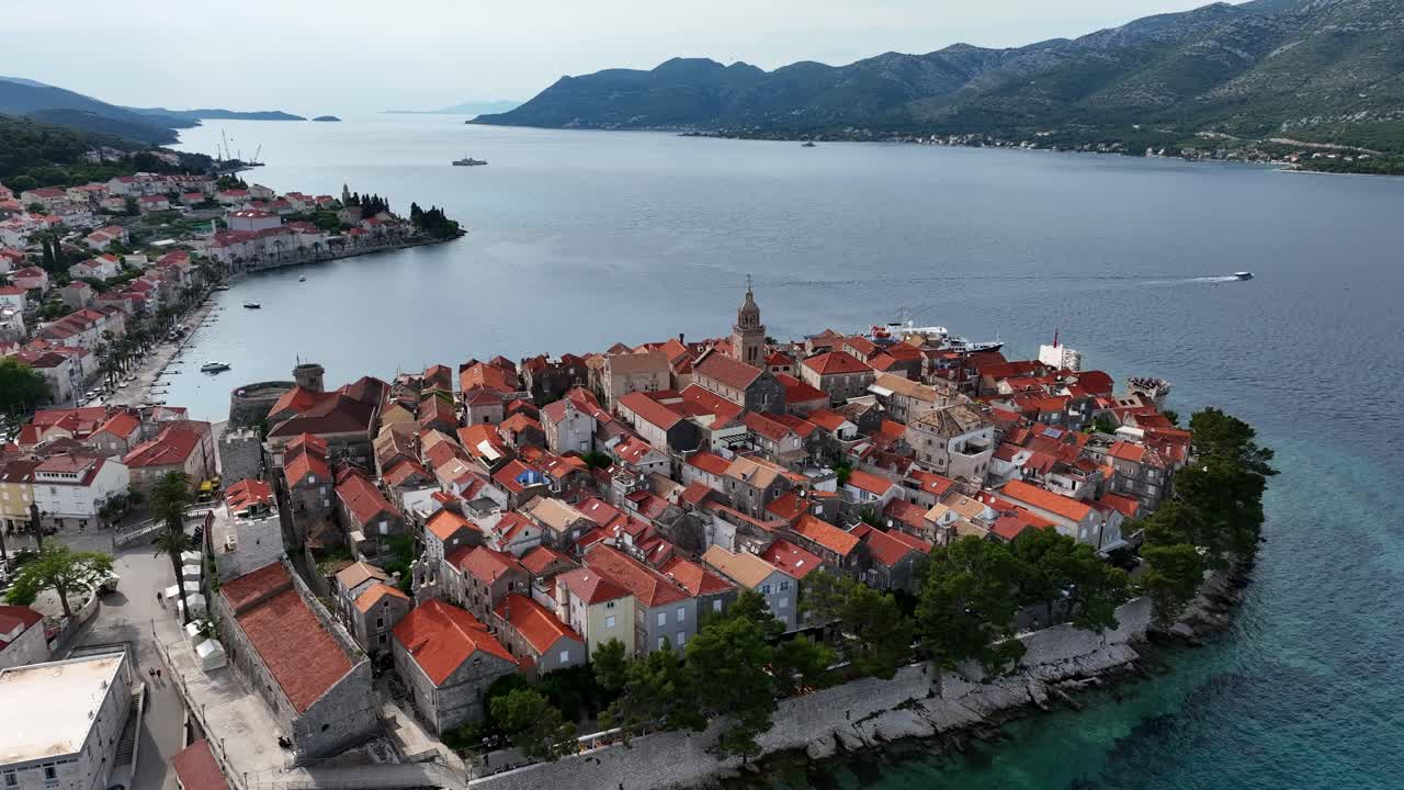 Staré město Korčula v Chorvatsku na pobřeží Jaderského moře – Letecký pohled s obletem