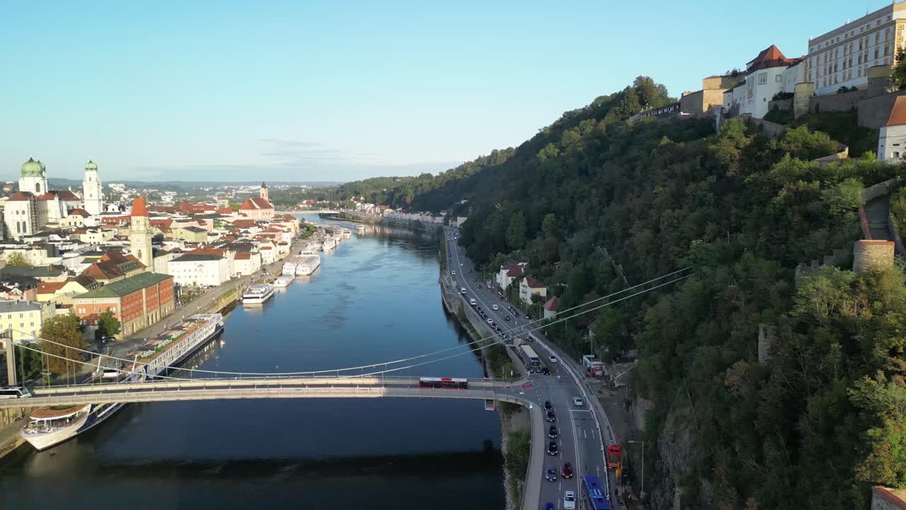 vuelo aéreo sobre el río danubio, el castillo vesta oberhaus, la ciudad central con iglesias, catedral, ayuntamiento y posada fluvial en passau, baviera, alemania