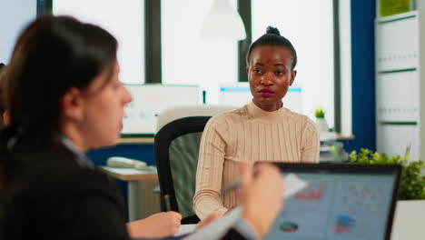 Líder-Africano-Confiado-Negociando-Con-Un-Grupo-Empresarial-Explicando-Los-Beneficios-Del-Contrato