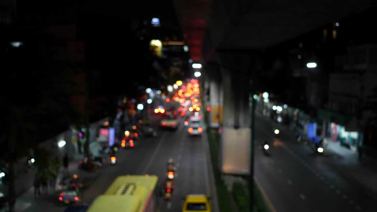 도로 위의 트래픽 라이트 보케를 상단에서 볼 수 있습니다.