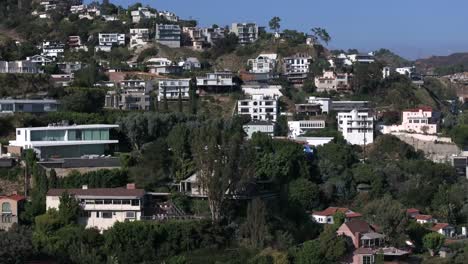 Colinas-De-Hollywood,-Los-Angeles,-Estados-Unidos,-Estableciendo-Una-Toma-De-Drones-De-Barrios-Ricos,-Mansiones-Y-Casas