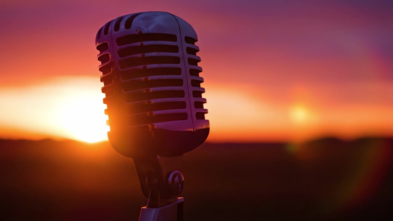 Un Microfono Vintage Sagomato Contro un Tramonto Mozzafiato, Che Cattura l'Essenza della Melodia e dell'Ispirazione in un Momento Artistico della Natura.