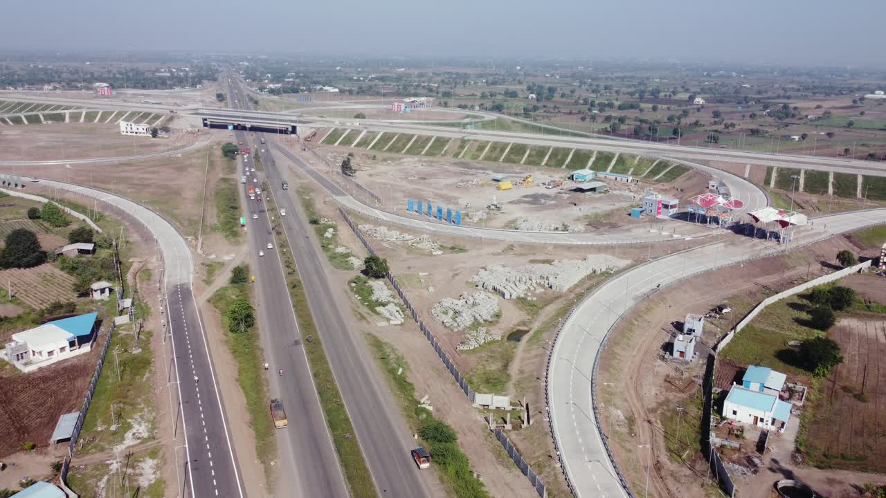 vista aérea de drones en aumento lento del intercambio de samruddhi mahamarg, también conocido como nagpur a la superautopista de comunicación de mumbai, una autopista de 6 carriles en construcción