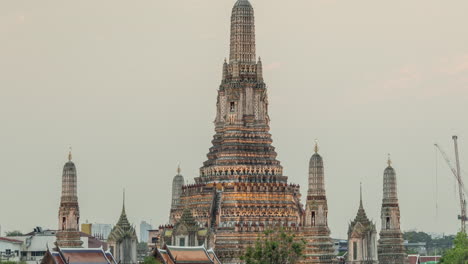 timelapse of the famous wat arun temple in bangkok on the river chao phraya at night