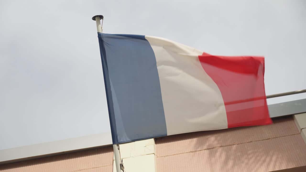 slow motion low angle shot di una bandiera francese che vola lentamente nel vento