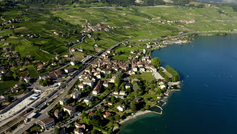 cully village casas frente al mar a lo largo del lago leman en terrazas de viñedos de lavaux, suiza - toma aérea de drones